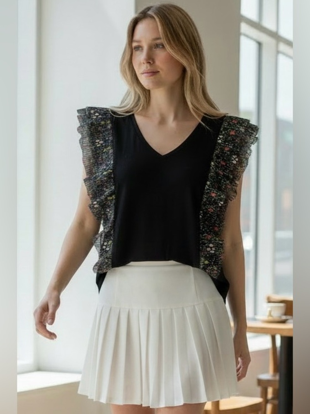 Anthropologie Vanessa
Virginia Indak Floral Ruffle
Flutter Sleeve Top